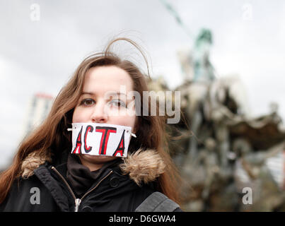 Ein Demonstrator trägt ein Acta Gesichtsmaske während einer Kundgebung in der Nähe von das Rote Rathaus in Berlin, Deutschland, 25. Februar 2012. Demonstrationen gegen das Anti-Counterfeiting Trade Agreement (Acta) ereignete sich in Deutschland und Europa. Foto: FLORIAN SCHUH Stockfoto