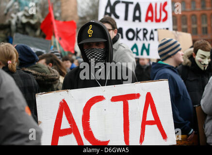 Ein Demonstrator zeigt ein Acta Zeichen während einer Kundgebung in der Nähe von das Rote Rathaus in Berlin, Deutschland, 25. Februar 2012. Demonstrationen gegen das Anti-Counterfeiting Trade Agreement (Acta) ereignete sich in Deutschland und Europa. Foto: FLORIAN SCHUH Stockfoto