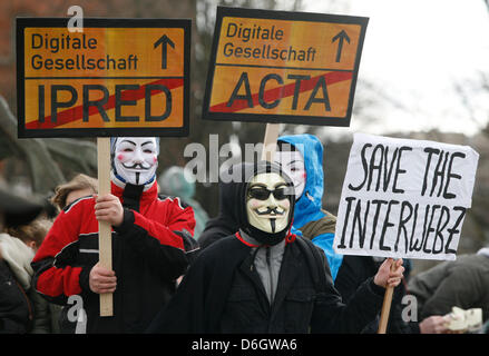 Demonstranten protestieren gegen ACTA und IPRED (Enforcement-Richtlinie) während einer Kundgebung in der Nähe von das Rote Rathaus in Berlin, Deutschland, 25. Februar 2012. Demonstrationen gegen das Anti-Counterfeiting Trade Agreement (Acta) ereignete sich in Deutschland und Europa. Foto: FLORIAN SCHUH Stockfoto