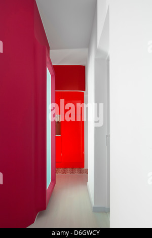 Casa Em Almada, Almada, Portugal. Architekt: Pedro Gadanho, 2012. Flur Ansicht mit kontrastierenden roten Wand. Stockfoto