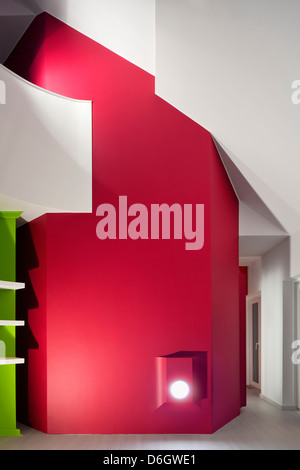 Casa Em Almada, Almada, Portugal. Architekt: Pedro Gadanho, 2012. Maßgeschneiderte leuchtend rote Verkleidung mit eingefügten Leuchte. Stockfoto