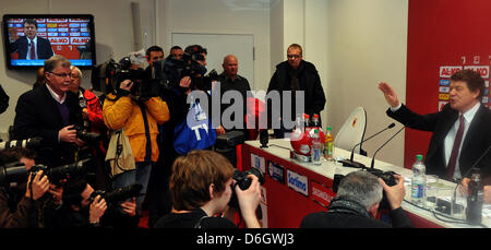 Berlins Trainer Otto Rehhagel (R) besucht eine Pressekonferenz nach dem deutschen Bundesliga-Spiel zwischen FC Augsburg und Hertha BSC in der SDL-Arena in Augsburg, Deutschland, 25. Februar 2012. Hertha verlor 3: 0. Foto: STEFAN PUCHNER (Achtung: EMBARGO Bedingungen! Die DFL ermöglicht die weitere Nutzung der Bilder im IPTV, mobile Dienste und anderen neuen Technologien nur keine Earlie Stockfoto