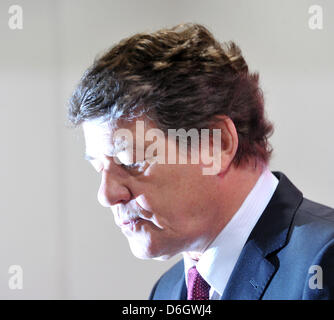 Berlins Trainer Otto Rehhagel besucht eine Pressekonferenz nach dem deutschen Bundesliga-Spiel zwischen FC Augsburg und Hertha BSC in der SDL-Arena in Augsburg, Deutschland, 25. Februar 2012. Hertha verlor 3: 0. Foto: STEFAN PUCHNER (Achtung: EMBARGO Bedingungen! Die DFL ermöglicht die weitere Nutzung der Bilder im IPTV, mobile Dienste und anderen neuen Technologien nur keine früheren th Stockfoto