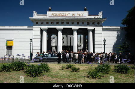 Datei - Datei Foto datiert 4. Dezember 2008 zeigt Menschen, die für eine Beerdigung auf dem Friedhof La Recoleta in Buenos Aires, Argentinien. Der berühmte Friedhof enthält die Gräber von Persönlichkeiten, darunter Eva Peron, Raul Alfonsin und mehrere Präsidenten von Argentinien. Foto: Jan Woitas Stockfoto