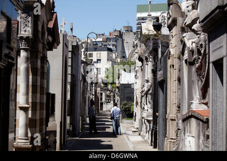 Datei - Datei Foto datiert 4. Dezember 2008 zeigt Menschen zu Fuß durch den Friedhof La Recoleta in Buenos Aires, Argentinien. Der berühmte Friedhof enthält die Gräber von Persönlichkeiten, darunter Eva Peron, Raul Alfonsin und mehrere Präsidenten von Argentinien. Foto: Jan Woitas Stockfoto