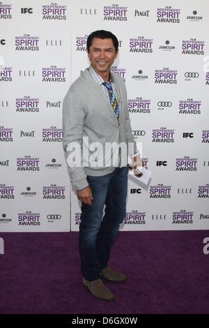 Schauspieler Lou Diamond Phillips besucht 27. jährlichen Film Independent Spirit Awards in einem Zelt am Strand von Santa Monica in Los Angeles, USA, am 25. Februar 2012. Foto: Hubert Boesl Stockfoto