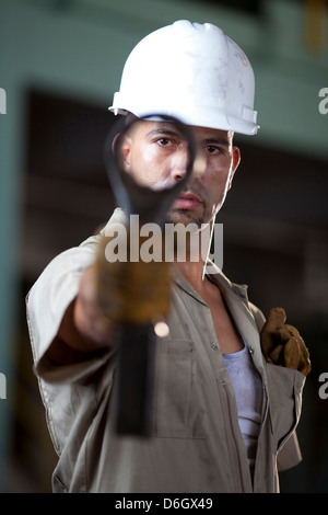 Industriearbeiter halten Werkzeugs im Werk Stockfoto