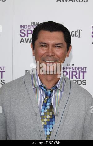 Schauspieler Lou Diamond Phillips besucht 27. jährlichen Film Independent Spirit Awards in einem Zelt am Strand von Santa Monica in Los Angeles, USA, am 25. Februar 2012. Foto: Hubert Boesl Stockfoto