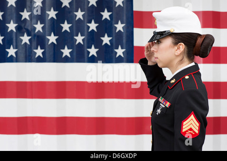 Servicewoman in Dress Blues von US-Flagge Stockfoto