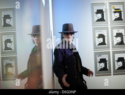 Deutschrock-Musiker und Song-Schreiber Udo Lindenberg stellt während einer Führung durch seine Ausstellung "UDO. Ausstellung zu sterben "(UDO. Die Ausstellung) am Museum Fuer Kunst Und Gewerbe (Museum für Kunst und Gewerbe) in Hamburg, Deutschland, 9. Februar 2012. Lindenberg, ein Hamburger Nativ hat auf seiner Deutschland-Tournee begonnen, die spektakulärsten Konzert-Tournee seiner Karriere werden soll. Die s Stockfoto