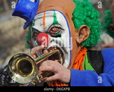 Ein Mann verkleidet als Clown bei einem Karnevalsumzug des alten Karnevals sogenannte Guggen-Musik aus der Schweiz spielt, auch genannt Farmer es Karneval, in Weil am Rhein, Deutschland, 26. Februar 2012. 3800 Narren feierten alte Karneval, das traditionell eine Woche vor deutscher Karneval, mit mehreren zehntausenden von Zuschauern stattfindet. Foto: Patrick Seeger Stockfoto