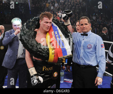 Russischer Boxer Alexander Povetkin (C) gewinnt die WBA Welt-Schwergewichts-Boxkampf gegen deutsche Boxer Marco Huck in der Porsche-Arena in Stuttgart, Deutschland, 25. Februar 2012. Povetkin gewann den Titel im Halbschwergewicht durch Mehrheitsbeschluss. Foto: Uli Deck Stockfoto