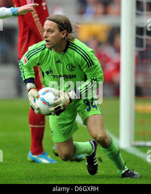 Schalke Torwart Timo Hildebrand stoppt den Ball während der Bundesliga-Fußballspiel zwischen FC Bayern München und FC Schalke 04 am Allianz-Arena in München, 26. Februar 2012. Foto: PETER KNEFFEL (Achtung: EMBARGO Bedingungen! Die DFL ermöglicht die weitere Nutzung der Bilder im IPTV, mobile Dienste und anderen neuen Technologien erst frühestens zwei Stunden nach Stockfoto