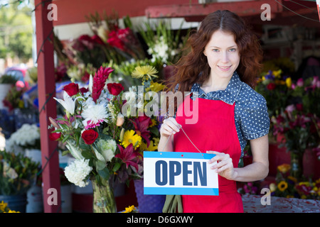 Blumengeschäft hängende Schild "geöffnet" im shop Stockfoto