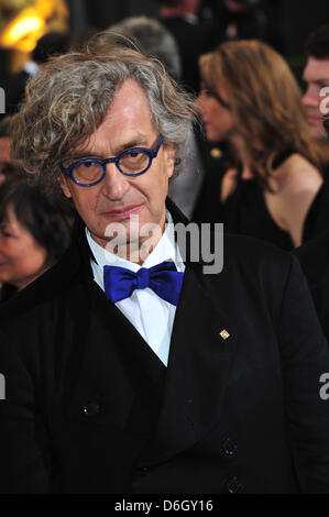 Deutsche Regisseur Wim Wenders kommt auf die 84. Oscar-Verleihung aka Oscar-Verleihung im Kodak Theatre in Los Angeles, USA, am 26. Februar 2012. Foto: Hubert Boesl Stockfoto