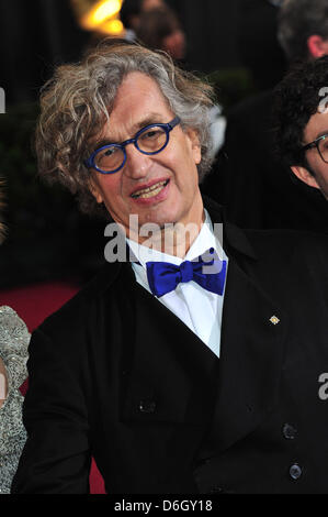 Deutsche Regisseur Wim Wenders kommt auf die 84. Oscar-Verleihung aka Oscar-Verleihung im Kodak Theatre in Los Angeles, USA, am 26. Februar 2012. Foto: Hubert Boesl Stockfoto