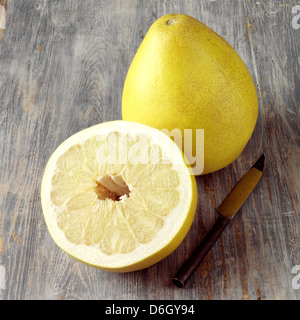 Ganze und halbe Pomelo Stockfoto