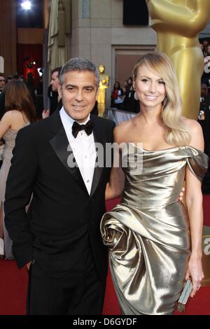 US-Schauspieler George Clooney und Freundin Stacy Keibler erreichen die 84. Oscar-Verleihung aka Oscar-Verleihung im Kodak Theatre in Los Angeles, USA, am 26. Februar 2012. Foto: Hubert Boesl Stockfoto