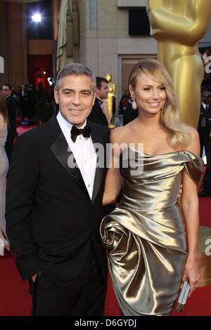 US-Schauspieler George Clooney und Freundin Stacy Keibler erreichen die 84. Oscar-Verleihung aka Oscar-Verleihung im Kodak Theatre in Los Angeles, USA, am 26. Februar 2012. Foto: Hubert Boesl Stockfoto