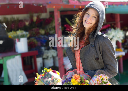 Frau bei Floristen Blumen kaufen Stockfoto