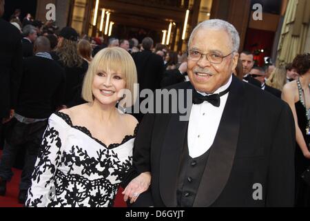 US-Schauspieler James Earl Jones und Cecilia Hart erreichen die 84. Oscar-Verleihung aka Oscar-Verleihung im Kodak Theatre in Los Angeles, USA, am 26. Februar 2012. Foto: Hubert Boesl Stockfoto