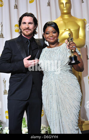 Schauspieler Christian Bale und Bester stützender Schauspielerin Sieger Octavia Spencer stellen im Presseraum der 84. Annual Academy Awards Foto aka Oscar-Verleihung im Kodak Theatre in Los Angeles, USA, am 26. Februar 2012. Foto: Hubert Boesl Stockfoto