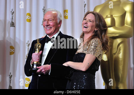 Bester stützender Schauspieler-Gewinner Christopher Plummer und Schauspielerin/Moderatorin Melissa Leo im Presseraum der 84. Annual Academy Awards Foto aka Oscar-Verleihung im Kodak Theatre in Los Angeles, USA, am 26. Februar 2012 darstellen. Foto: Hubert Boesl Stockfoto