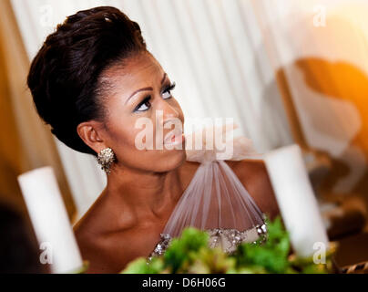 First Lady Michelle Obama hört sich Präsident Barack Obama spricht in der State Dining Room des weißen Hauses in Washington, USA, 26. Februar 2012. Präsident Obama und First Lady Michelle Obama veranstaltete das 2012 Gouverneure Abendessen, das deckt sich mit dem jährlichen Treffen der National Governors Association Meeting in DC. . Bildnachweis: Brendan Smialowski / Pool über CNP Stockfoto