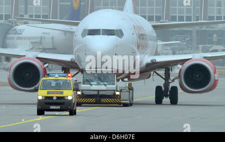 Eine so genannte follow-me Fahrzeug führt ein Fehlerdiagnosegerät Flugzeug auf seinen Parkplatz positionieren auf dem Flughafen in Frankfurt Am Main, Deutschland, 27. Februar 2012. Germany s am stärksten frequentierte Flughafen in Frankfurt wird durch einen weiteren schwächenden Streik dauert bis am frühen Donnerstag Morgen, nach der Flughafen-Gewerkschaft (GdF) geschlagen. Foto: BORIS ROESSLER Stockfoto