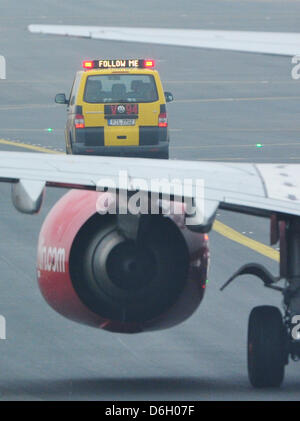 Eine so genannte follow-me Fahrzeug führt ein Fehlerdiagnosegerät Flugzeug auf seinen Parkplatz positionieren auf dem Flughafen in Frankfurt Am Main, Deutschland, 27. Februar 2012. Germany s am stärksten frequentierte Flughafen in Frankfurt wird durch einen weiteren schwächenden Streik dauert bis am frühen Donnerstag Morgen, nach der Flughafen-Gewerkschaft (GdF) geschlagen. Foto: BORIS ROESSLER Stockfoto