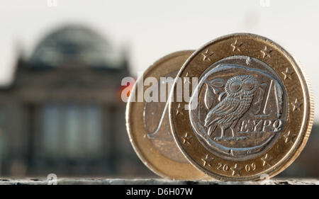 Eine Abbildung zeigt zwei eine Euro-Münzen aus Griechenland, vor dem Deutschen Bundestag in Berlin, Deutschland, 27. Februar 2012. Der Deutsche Bundestag befasst sich heute eine außerordentliche Sitzung auf Griechenland und den bevorstehenden Europäischen Rat in Brüssel. Foto: TIM BRAKEMEIER Stockfoto