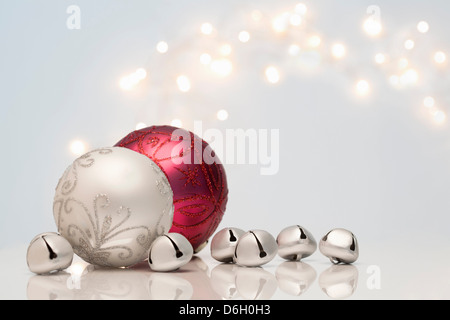 Weihnachtsschmuck und Glöckchen Stockfoto