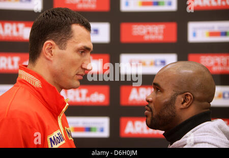 Ukranian WBO, IBF, WBA und IBO-Schwergewichts-Box-Weltmeister Wladimir Klitschko (L) und sein Herausforderer, französische Schwergewichtsboxer Jean-Marc Mormeck, an eine Pressekonferenz in Düsseldorf, Deutschland, 27. Februar 2012 teilnehmen. Am 3. März 2012 wird Mormeck gegen W. Klitschko kämpfen. Foto: ROLF VENNENBERND Stockfoto