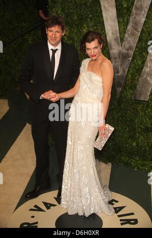 Schauspielerin Milla Jovovich und Regisseur Paul W.S. Anderson besuchen die 2012 Vanity Fair Oscar Party im Sunset Tower in Los Angeles, USA, bin 26 Februar 2012. Foto: Hubert Boesl Stockfoto