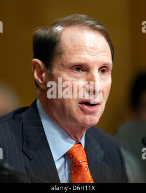 Vereinigte Staaten Senator Ron Wyden (Demokrat von Oregon), Mitglied des Finanzausschusses im US-Senat Fragen US Secretary Of Health And Human Services (HHS) Kathleen Sebelius während einer Anhörung über die Agentur Geschäftsjahr 2013 Haushaltsentwurf auf dem Capitol Hill in Washington, D.C. am Mittwoch, den 15. Februar 2012..Credit: Ron Sachs / CNP Stockfoto