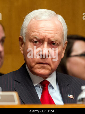 Vereinigte Staaten Senator Orrin Hatch (Republikanische of Utah), Mitglied des Finanzausschusses im US-Senat Ranking hört das Zeugnis US Secretary Of Health And Human Services (HHS) Kathleen Sebelius während einer Anhörung über die Agentur Geschäftsjahr 2013 Haushaltsentwurf auf dem Capitol Hill in Washington, D.C. am Mittwoch, den 15. Februar 2012..Credit: Ron Sachs / CNP Stockfoto