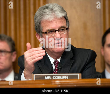 Vereinigte Staaten Senator Tom Coburn (Republikanische von Oklahoma), ein Mitglied des Finanzausschusses im US-Senat Fragen US Secretary Of Health And Human Services (HHS) Kathleen Sebelius während einer Anhörung über die Agentur Geschäftsjahr 2013 Haushaltsentwurf auf dem Capitol Hill in Washington, D.C. am Mittwoch, den 15. Februar 2012..Credit: Ron Sachs / CNP Stockfoto