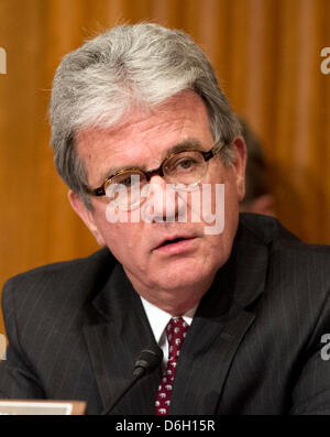 Vereinigte Staaten Senator Tom Coburn (Republikanische von Oklahoma), ein Mitglied des Finanzausschusses im US-Senat Fragen US Secretary Of Health And Human Services (HHS) Kathleen Sebelius während einer Anhörung über die Agentur Geschäftsjahr 2013 Haushaltsentwurf auf dem Capitol Hill in Washington, D.C. am Mittwoch, den 15. Februar 2012..Credit: Ron Sachs / CNP Stockfoto