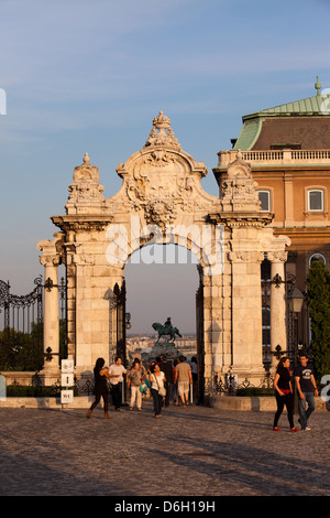 Tor zum Royal Palace (Schloss Buda) bei Sonnenuntergang in Budapest, Ungarn. Stockfoto