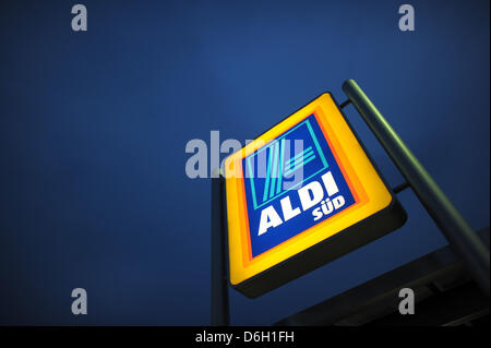 Ein Zeichen für die Rabatt-Supermarktkette Aldi ist in Köln, 30. Januar 2012 abgebildet. Günstige Supermärkte wollen mehr Kunden mit besonderen Angeboten zu gewinnen. Foto: Federico Gambarini Stockfoto