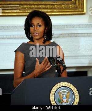 First Lady Michelle Obama liefert Bemerkungen an der National Governors Association bei einem Treffen im Weißen Haus State Dining Room am Montag, 27. Februar 2012, in Washington, DC. . Bildnachweis: Leslie E. Kossoff / Pool über CNP Stockfoto