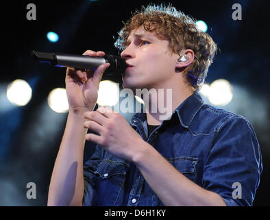 Deutscher Sänger Tim Bendzko führt auf der Bühne während seiner "Du Warst Noch Nie Hier" Tour in der Columbiahalle in Berlin, Deutschland, 27. Februar 2012.  Foto: Britta Pedersen Stockfoto