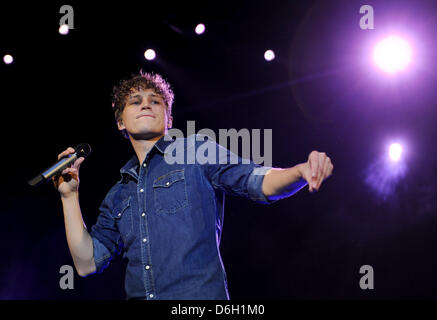 Deutscher Sänger Tim Bendzko führt auf der Bühne während seiner "Du Warst Noch Nie Hier" Tour in der Columbiahalle in Berlin, Deutschland, 27. Februar 2012.  Foto: Britta Pedersen Stockfoto