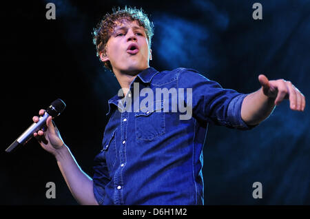 Deutscher Sänger Tim Bendzko führt auf der Bühne während seiner "Du Warst Noch Nie Hier" Tour in der Columbiahalle in Berlin, Deutschland, 27. Februar 2012.  Foto: Britta Pedersen Stockfoto