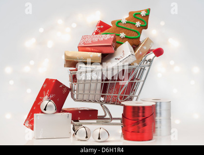 Weihnachtsgeschenke und Cookie in Warenkorb Stockfoto