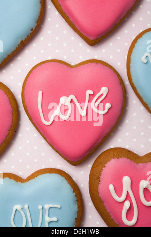 Cookies in Herzform verziert Stockfoto