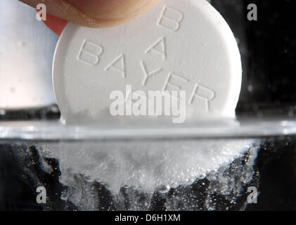 Datei - Datei Foto datiert 14. März 2007 Shiws eine Aspirin-Pille des Pharmakonzerns Bayer in Düsseldorf. Das Unternehmen wird seine Balance Zahlen auf 28 Februiary 2012 präsentieren. Foto: Martin Gerten Stockfoto