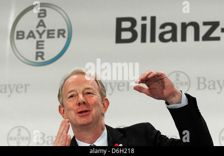 Bayer-Chef Marijn Dekkers präsentiert die Bilanzzahlen 2011 der chemischen und pharmazeutischen Firma Bayer während einer Pressekonferenz in Leverkusen, Deutschland, 28. Februar 2012. Foto: OLIVER BERG Stockfoto