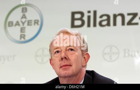 Bayer-Chef Marijn Dekkers präsentiert die Bilanzzahlen 2011 der chemischen und pharmazeutischen Firma Bayer während einer Pressekonferenz in Leverkusen, Deutschland, 28. Februar 2012. Foto: OLIVER BERG Stockfoto