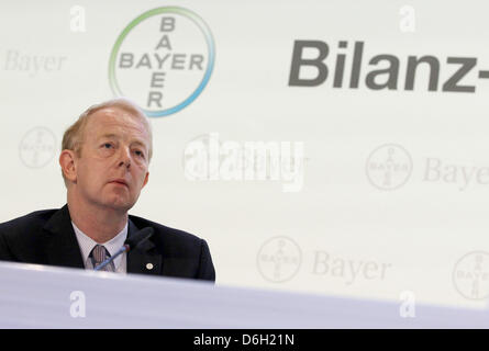 Bayer-Chef Marijn Dekkers präsentiert die Bilanzzahlen 2011 der chemischen und pharmazeutischen Firma Bayer während einer Pressekonferenz in Leverkusen, Deutschland, 28. Februar 2012. Foto: OLIVER BERG Stockfoto